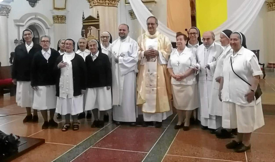 Foto | Henry Giraldo | LA PATRIA Hermanas dominicas junto al párroco de la Basílica Menor San Antonio de Padua, presbítero Martín Ortega y el padre Fidel Antonio Gómez.