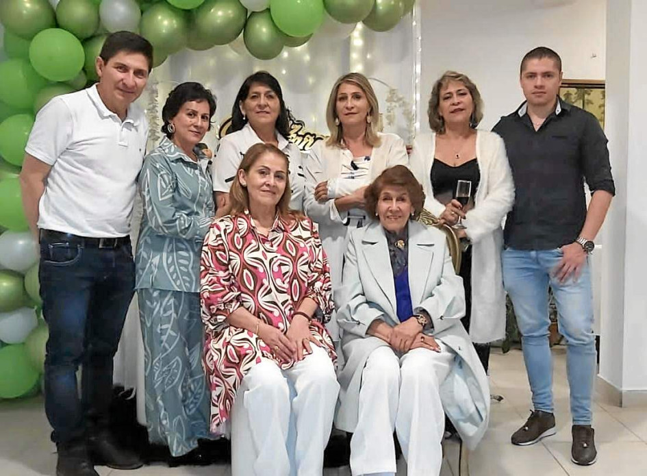 Foto | Suscriptor | LA PATRIA Isabelita Lopera “Mamá” : Quien entrega y siembra todos los días semillas de amor, tiene la dicha de ver florecer los más bellos sentimientos a su alrededor”. Gracias Señor, porque a tus 90 nos acompañas un año más. Tus hijos, Néstor Olivo, Gloria Inés, Martha Lucía, Luz Amparo, María Esperanza, Luz Stella y Julián Ricardo.