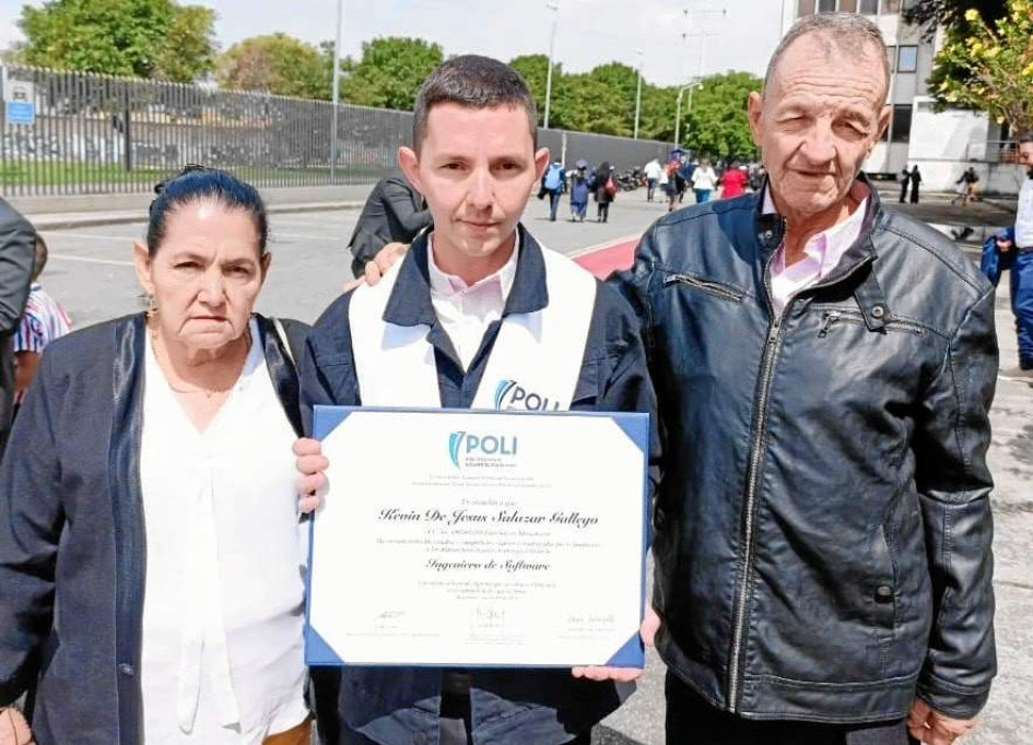 Grado Foto | Henry Giraldo | LA PATRIA Kevin Salazar Gallego, oriundo de Manzanares (Caldas), obtuvo el título de Ingeniero de Software en Bogotá. En la fotografía está acompañado de sus padres.