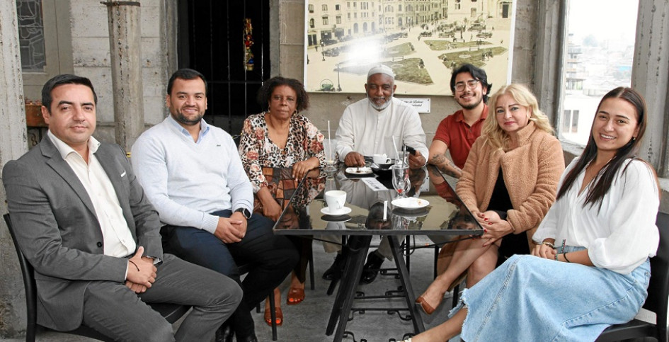 Foto | Argemiro Idárraga | LA PATRIA Los abogados Alejandro Gutiérrez, Jónathan Zuluaga, María Balanta, James Ocampo, Juan Felipe Botero, Piedad Ocampo y Yamile Bermúdez se citaron en el Café Tazzioli de la Catedral de Manizales para tardear.