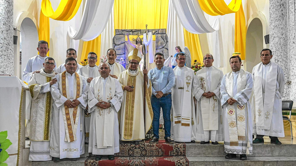 Foto | Cortesía | LA PATRIA El alcalde de Marquetalia (Caldas), Edwin Sánchez Aristizábal,compartió junto con los sacerdotes de la de la Diócesis La Dorada - Guaduas en una eucaristía que se realizó en el marco de la celebración de los 100 años del municipio del oriente caldense.