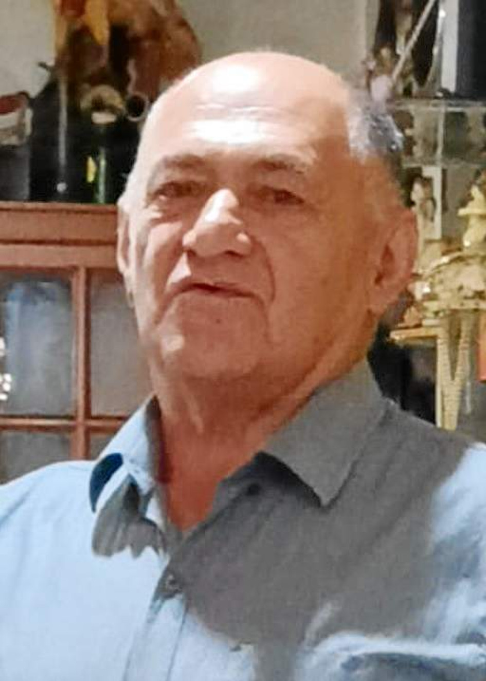 Foto | Rubén Darío López | LA PATRIA El profesor Regimberto Buitrago Patiño, natural de Marulanda (Caldas), prestó sus servicios durante 44 al magisterio. El docente se retiró del cargo para pensionarse. Trabajó en el Colegio Nacional de Oriente, en el Instituto de Bachillerato Oriente de Caldas (IBOC) y en la I.E. Pensilvania, donde laboró hasta el pasado 3 de mayo. Compañeros y directivos de la institución le brindaron una cena y un homenaje de despedida.