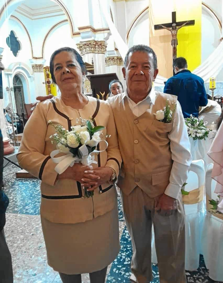 Foto | Henry Giraldo | LA PATRIA Edelmira Escobar y José Leonel Gaviria festejaron sus bodas de oro (50 años de casados) con eucaristía en la Basílica Menor San Antonio de Padua, en Manzanares (Caldas). Posteriormente realizaron una reunión en la que compartieron con sus hijos y familia.