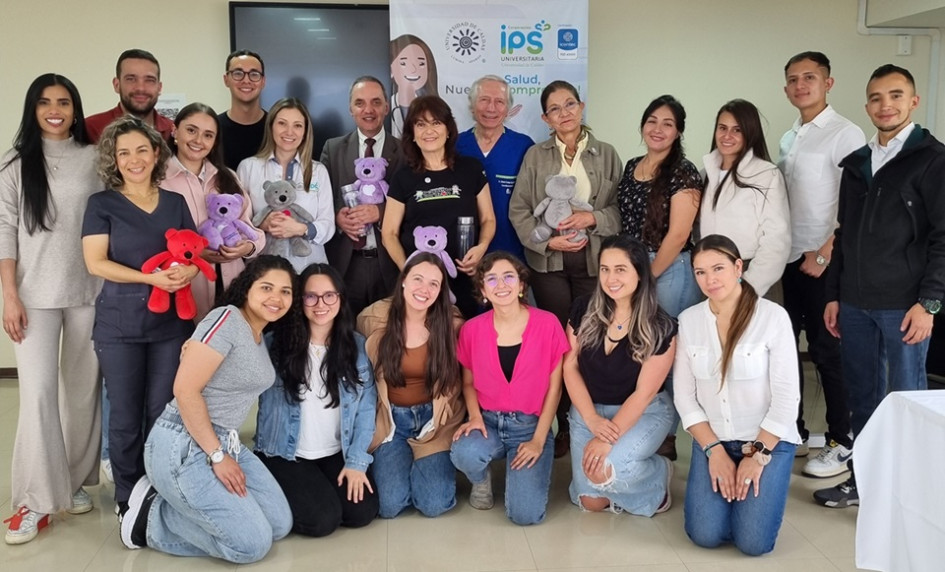 Foto | Lector | LA PATRIA En primera fila, médicos de la Fundación Cardioinfantil de Bogotá: Laura Cuello, Nathalia Rodríguez, Juliana Rusinque, Gabriela Valderrama, Ximena Mora y Diana Muñoz. Segunda fila, funcionarios de la Universidad de Caldas y de la IPS Universitaria: Margarita Vélez, Vivian Sabala y Lina Villada. Última fila: Sandra Cuello, Juan Camilo Hernández y David Ocampo, de la Cardioinfantil; Carlos Villegas, de la Universidad de Caldas; Mónica Giraldo, de la Fundación Pequeño Corazón; Alberto