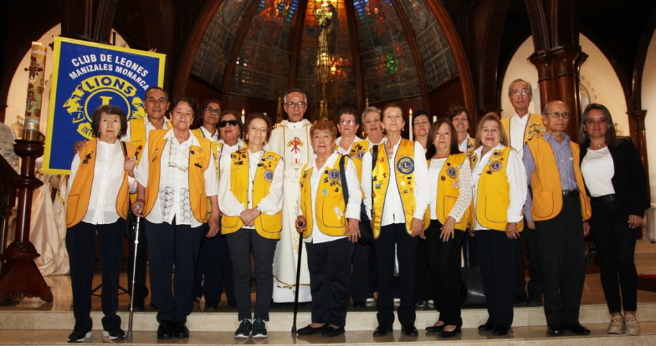 Foto | Argemiro Idárraga | LA PATRIA Leslie García, Carmenza Hernández, Blanca Restrepo, Yolanda Henao, Consuelo Duque, María Marlén Salazar, Mario Giraldo, Germán Palacio, Gustavo Aguirre, Adela Arango, Blanca López, Nhora Lozada, María Victoria Salazar, Marina Hernández, Paula Andrea Gómez y el presbítero Gilberto López Hincapié.