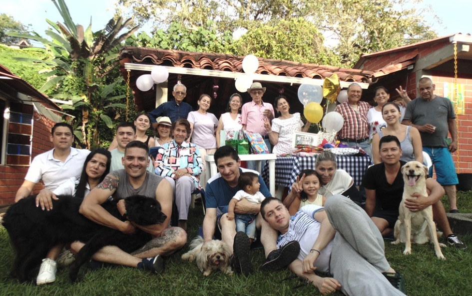 Foto | Lector | LA PATRIA Tener la oportunidad de reunirnos un año más en el Día de las Madres, en El Olivo, con Isabelita Lopera, ya es una bendición. La familia Moreno Lopera y demás familiares reúnen cuatro generaciones para compartir la alegría de estar unidos al lado de la bisabuela, abuela y madre.