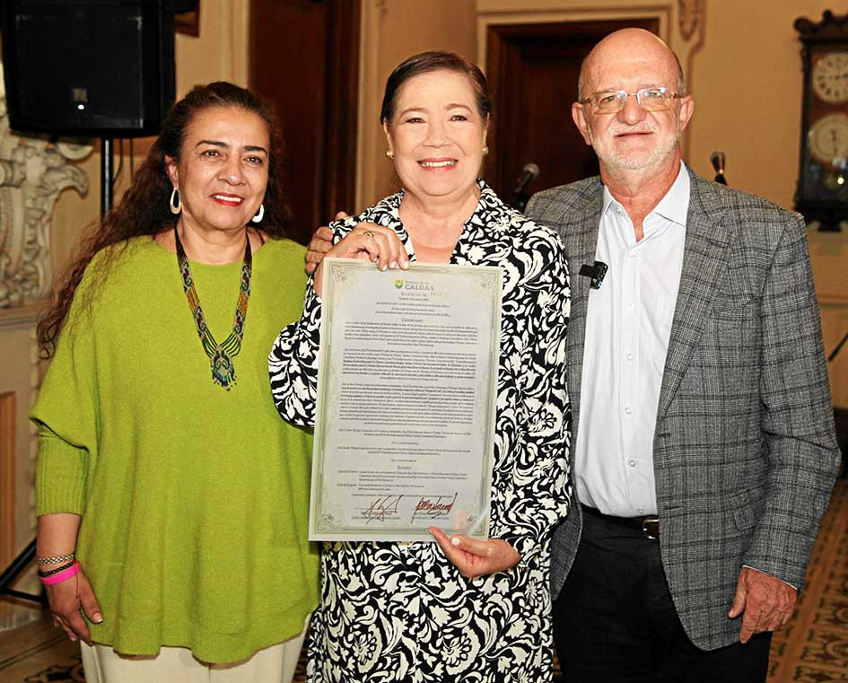 Fotos | Argemiro Idárraga | LA PATRIA Luz Elena Castaño, secretaria de Cultura de Caldas; Ana María Naranjo, compositora, y Henry Gutiérrez Ángel, gobernador de Caldas.