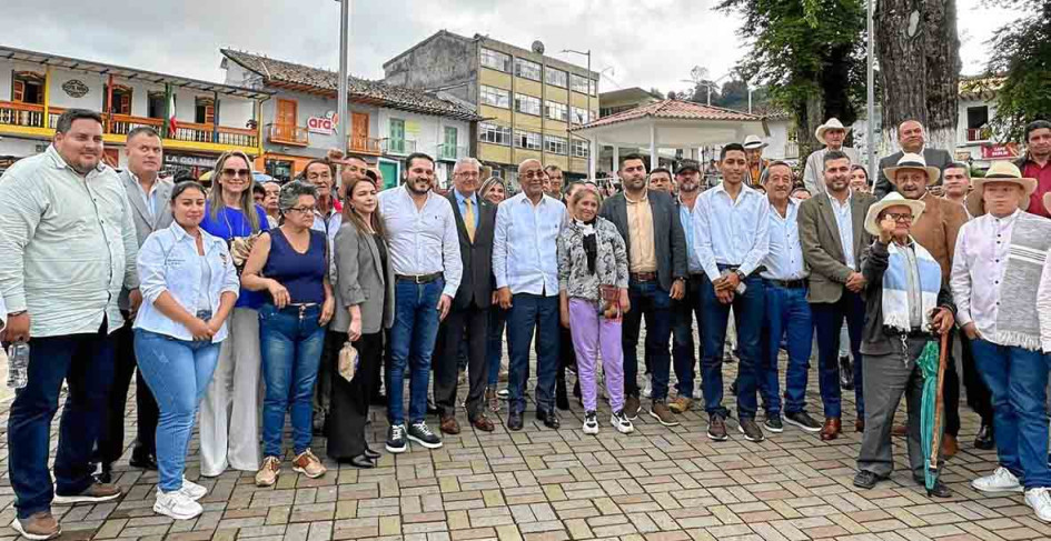 Jhon Jairo Castaño Flórez, alcalde de Neira, presidió junto con sus homólogos del norte de Caldas la visita al municipio de Félix Aracena Vargas, embajador de la República Dominicana en Colombia. Durante su estadía el mandatario lo reconoció como invitado ilustre. La visita busca establecer lazos comerciales con ese país para dar a conocer esta zona.  