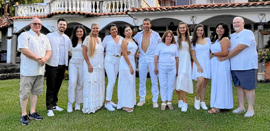 Familiares de Sandra Hampton se reunieron para festejarle su cumpleaños 50.  Foto | Cortesía | LA PATRIA Eddie Hodge, Adam Hodge, Valeria Hodge, Alicia Metcalf, Sandra Usma, Catalina Tabares, Nelson Tabares, Magola Hoyos, Hollis Thompson, Antonella Tabares, Sandra Hampton y Gary Hampton.