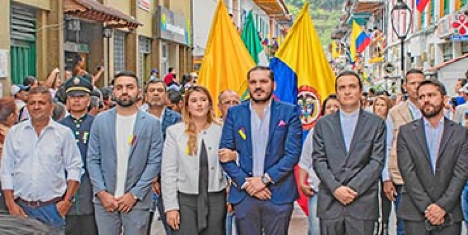 Jhon Jairo Castaño Flórez, alcalde de Neira, en compañía de Daniela Nieto Jaramillo, primera gestora, recorrieron las principales calles del municipio durante la celebración del Grito de Independencia. También participaron el gabinete municipal, autoridades locales, colaboradores de la Alcaldía, colegios y ciudadanos.