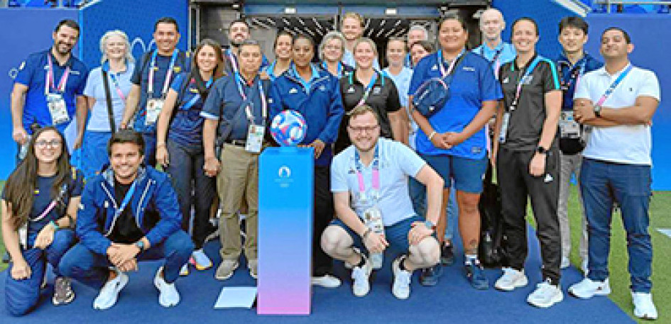 Álvaro González, vicepresidente de la Federación Colombiana de Fútbol, hizo presencia en Lyon (Francia), como delegado del seleccionado nacional de fútbol femenino en los Juegos Olímpicos de París 2024. En la imagen está en compañía del grupo de operarios de la FIFA y la Conmebol.