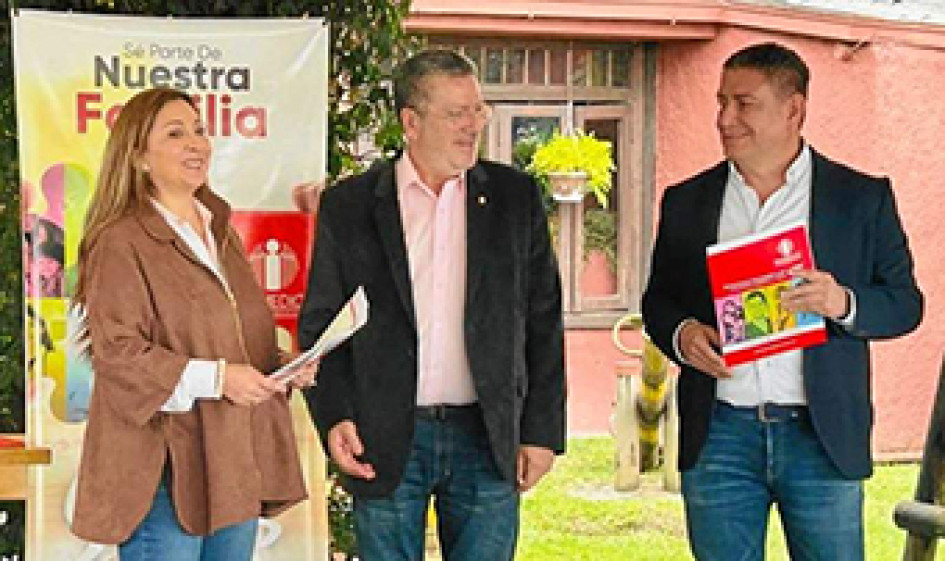 Sandra Liliana González, Henry Arias y José Norman Salazar en la entrega de los reconocimientos.