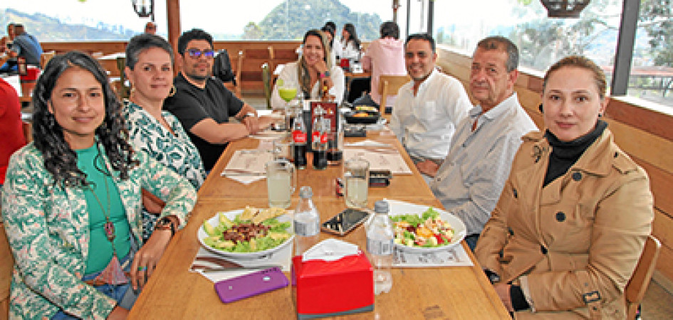 Carolina Hidalgo, Alexandra Agudelo, Enrique Garcés, Estefani Moreno, Iván Rendón, Hernán Robledo y Marisol Restrepo compartieron un almuerzo en el restaurante La Farfalla.