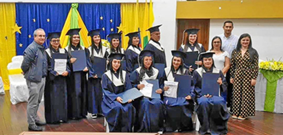 Foto | Henry Giraldo | LA PATRIA Arriba: Jota Mario Sierra, Deyanira García, Tatiana Cárdenas, Yineidy Castrillón, Daniela Ríos, Ruth Argenis Muñoz, Dagoberto Marulanda, Daniela Martínez, Diana Marcela Gallego, Alejandra Osorio y Ricardo Tangarife. Abajo: Tatiana Vázquez Chavarría, Natalia Bermúdez, Ruby Munera y Yeimy Carolina Cardona.