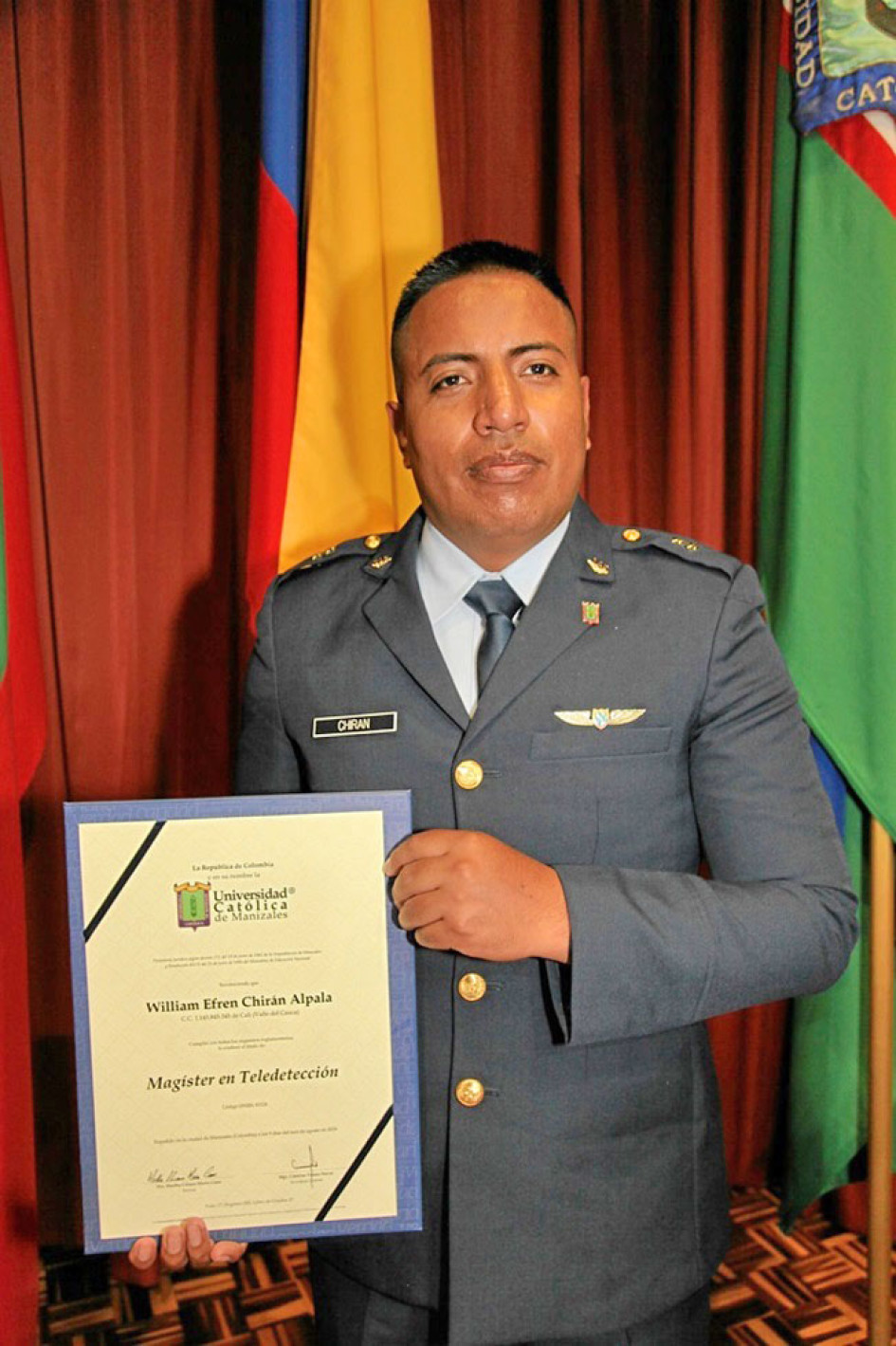 William Efrén Chirán Alpala, oficial de la Fuerza Aérea Colombiana, recibió su título como Magíster en Teledetección de la Universidad Católica de Manizales.