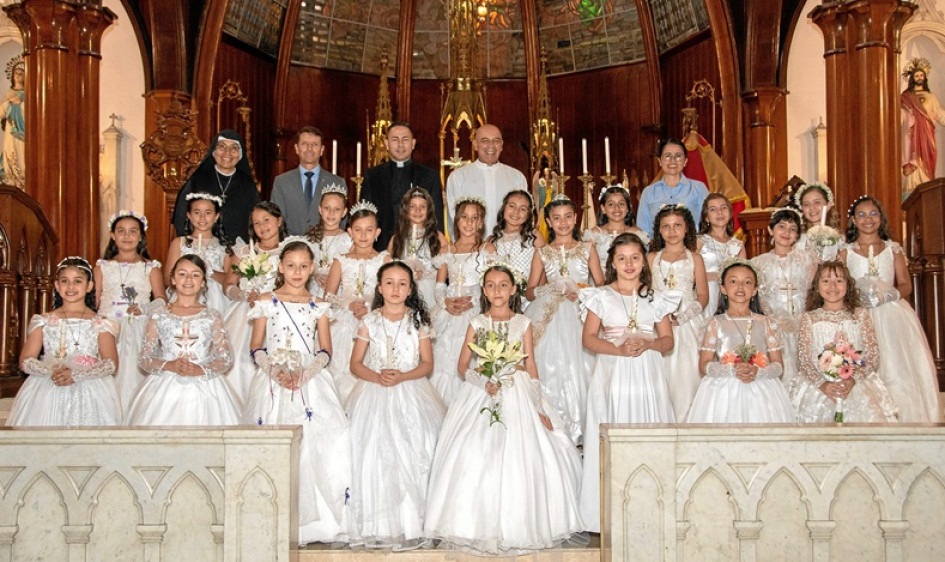 Grupo de niñas en su primera comunión el sábado 16 de agosto.