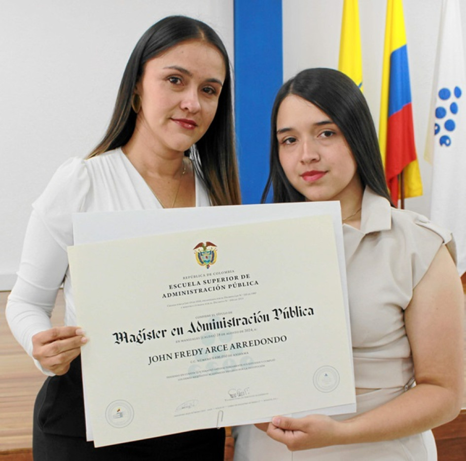 Francy Acosta y Sara Arce, esposa e hija, recibieron el diploma como magíster en Administración Pública de Jhon Fredy Arce, funcionario de la Alcaldía de Anserma asesinado en marzo pasado.