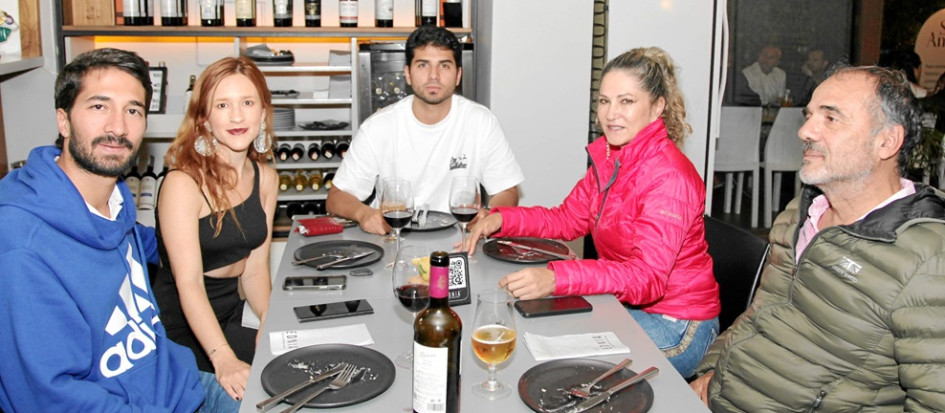 Claudia Arbeláez, María Isabel Ramírez y Daniel González se reunieron en una cena en el restaurante Etnia en Palermo, para celebrar el cumpleaños de los tres. Los acompañaron Pedro González y Andrés González.