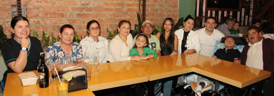 Nicole Valentina Pardo cumplió sus 15 años y su familia la homenajeó con una cena en el restaurante el Efecto Barbacoa. En la imagen la acompañan: Marino Vasco, Mónica Vasco, Juli Paola Vasco, Rubián Grajales, Alonso Pardo, Dylan Gómez, Nubia Bolívar, Clemencia Menjura, María Ríos y Lorena Vélez.