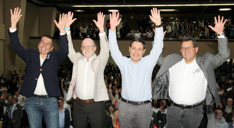 Juan José Silva, gerente de People Contact; Henry Gutiérrez, gobernador de Caldas; ministro Mauricio Lizcano, y Fabio Arias, rector de la Universidad de Caldas.