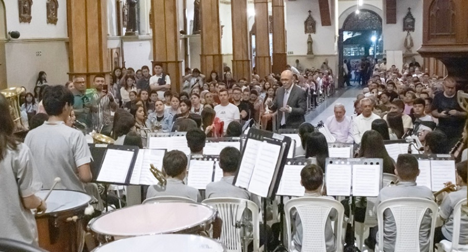 Jhon Jairo Castaño Flórez, alcalde de Neira, y Daniela Nieto Jaramillo, primera gestora social del municipio, presidieron el concierto que engalanó el municipio. La fiesta coral contó con la participación de ocho coros, dos bandas sinfónicas y siete maestros internacionales.