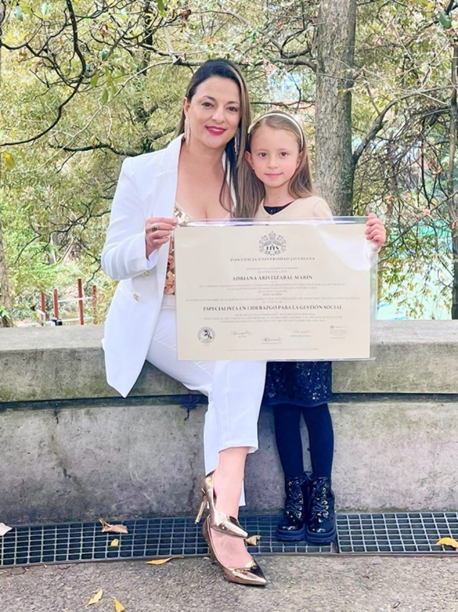 Foto | Luis Ángel Giraldo | LA PATRIA Adriana Aristizábal, natural de Marquetalia (Caldas) recibió su título como especialista en liderazgo para la gestión social de la Pontificia Universidad Javeriana. Adriana fue candidata a la alcaldía de su municipio en las pasadas elecciones. Felicitaciones por este nuevo título.