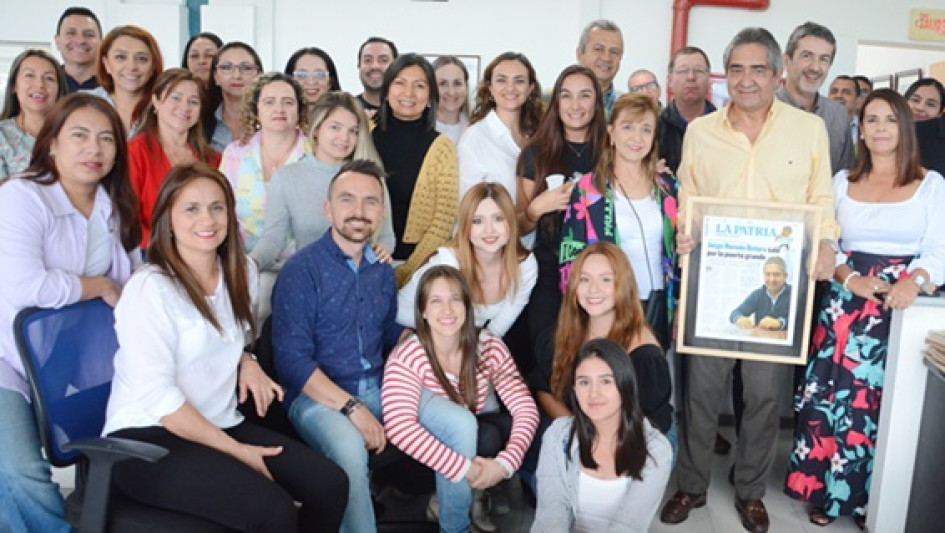Fotos | Freddy Arango | LA PATRIA Grupo de empleados de las áreas administrativa, financiera, comercial, producción, redacción, impresos comerciales, circulación y rotativa resaltaron su buena labor durante estas cuatro décadas.