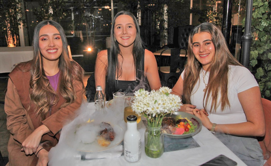 Foto | Argemiro Idárraga | LA PATRIA Isabella Yepes Vásquez (centro) compartió una cena de cumpleaños con sus amigas Sofía Robledo Santander y Daniela Feijoo Ospina en el restaurante El Dauntaun.