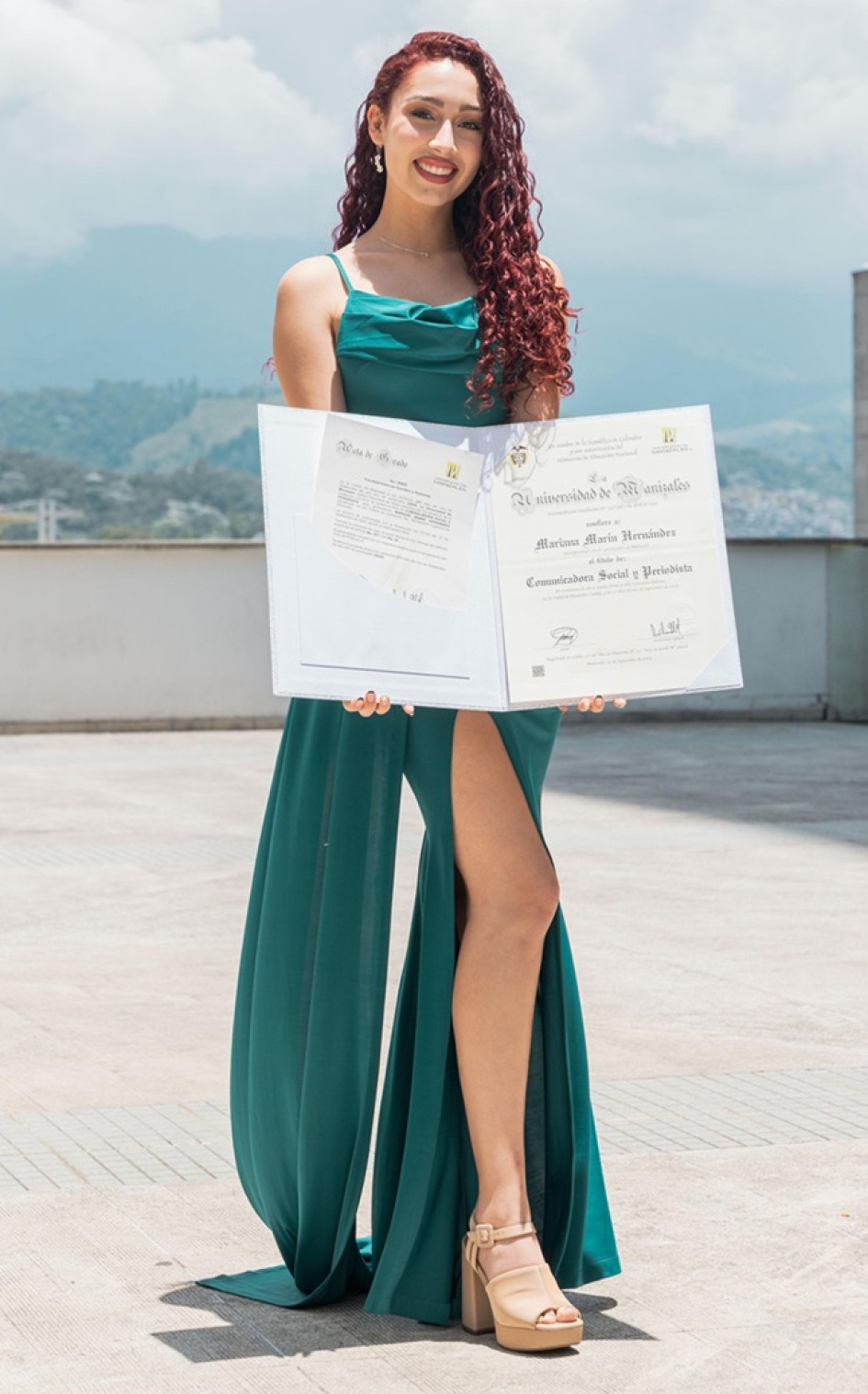 Foto | Lector | LA PATRIA Nos complace felicitar a Mariana Marín Hernández por su excepcional logro al graduarse en Comunicación Social y Periodismo de la Universidad de Manizales. Su dedicación, esfuerzo y pasión han sido inspiradores. Estamos seguros de que este es solo el comienzo de una brillante carrera. ¡Sus familiares y amigos le desean muchos éxitos en todos sus futuros proyectos!