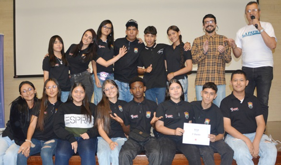 La delegación de la I.E. Alfonso López de La Dorada obtuvo el premio del mejor trabajo de fin de año.