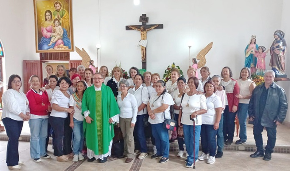 Foto | Lector | LA PATRIA Grupo de amigas en la capilla del Orfanato en Riosucio junto al padre Óscar y la docente Luz Dary Hoyos.