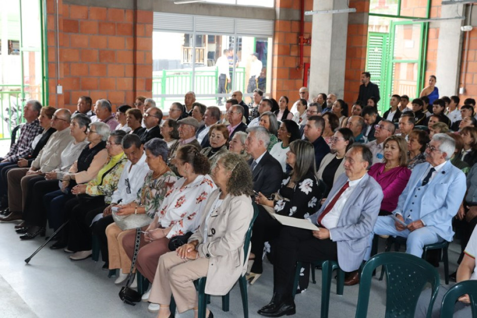 Foto | Rubén Darío López Londoño | LA PATRIA 23 estudiantes egresados del Colegio Nacional Oriente de Caldas en el año 1974 se dieron cita en Pensilvania (Caldas) para celebrar sus 50 años de haber recibido el diploma como bachilleres, y en esta ocasión también para recibir el cartón como bachilleres eméritos. El encuentro de sus bodas de oro incluyó variada programación de actos culturales, donaciones, anécdotas, historias de vida, un compartir y donaciones para la Institución Educativa. En la ceremonia se
