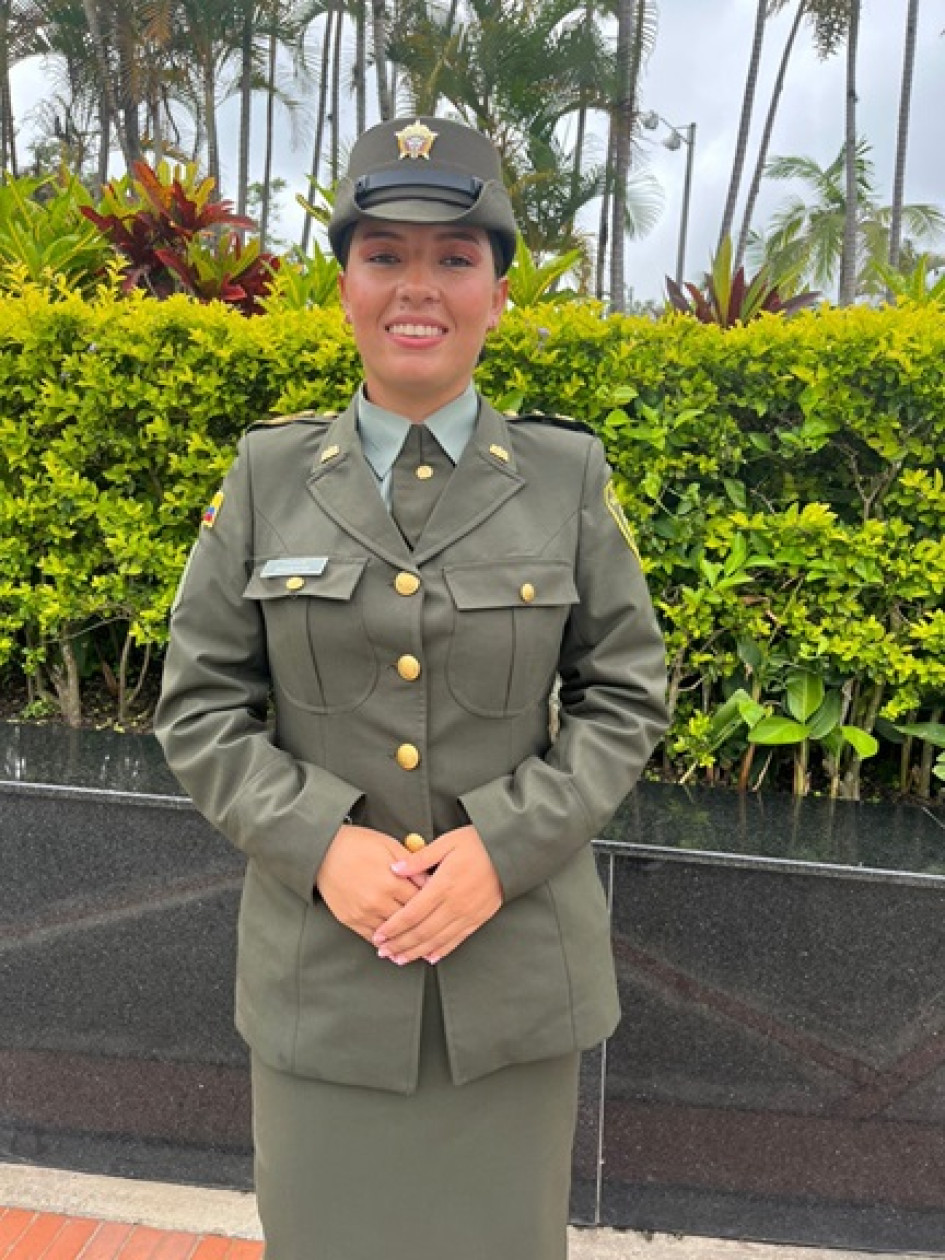 Foto | Henry Giraldo | LA PATRIA Diana Marcela Buriticá Carvajal, natural de Manzanares (Caldas), festejó su cumpleaños el pasado domingo. Buriticá realizó su curso en la Escuela de Policía Provincia de Sumapaz, en Fusagasugá (Cundinamarca) y se graduó de la Escuela de Carabineros de Facatativá (Cundinamarca) el pasado 19 de noviembre como patrullera. En menos de una semana celebró su graduación y cumpleaños. Felicitaciones.