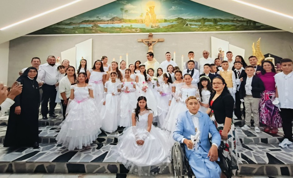 Fotos | Lector | LA PATRIA  El párroco José Silvano Peralta Hernández fue el encargado de dar la primera comunión a los jóvenes del barrio El Bosque.