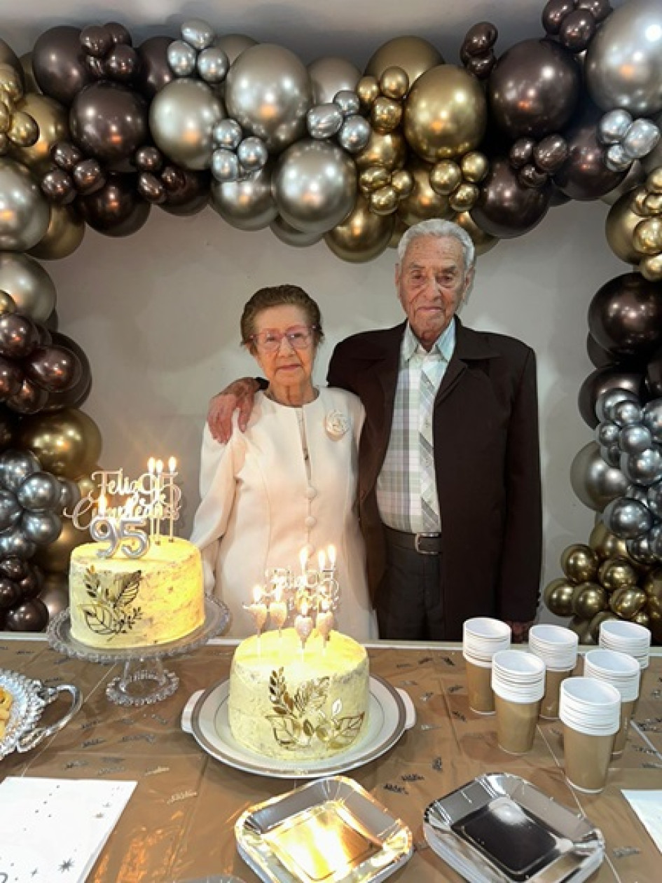 Ermilda Gómez y Alcides Pérez, naturales de Manzanares (Caldas), festejaron sus cumpleaños en el mes de noviembre, además de conmemorar sus 74 años de casados en el mes de junio.