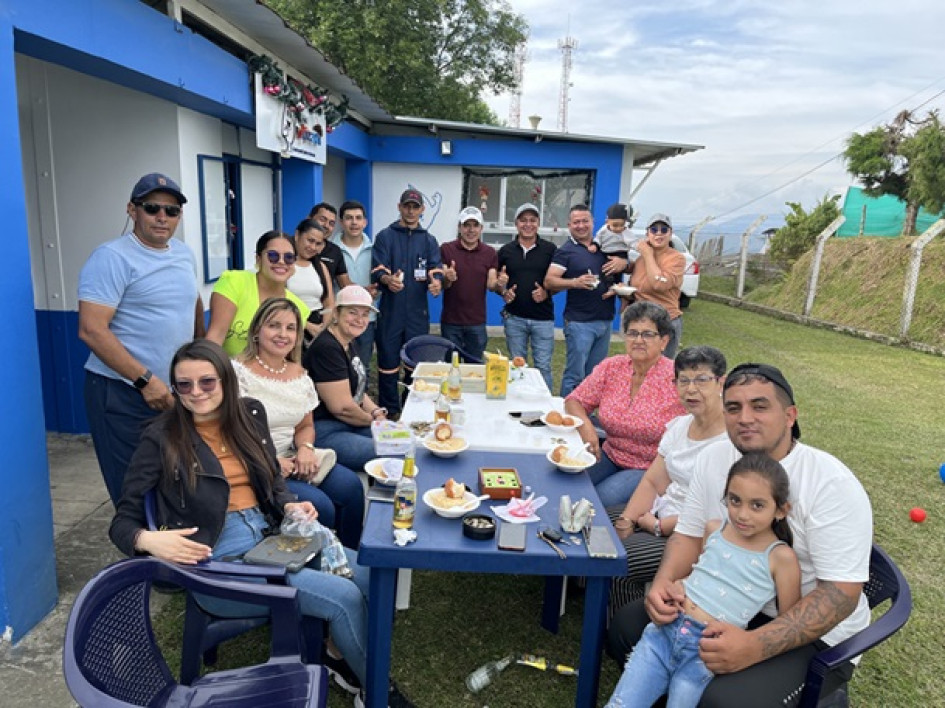 Como todos los años los funcionarios de Empocaldas se integraron con sus familias en Manizales y en cada una de las seccionales donde tiene sede la empresa. En la foto empleados y familiares en la Planta Los Urapanes de Neira (Caldas).