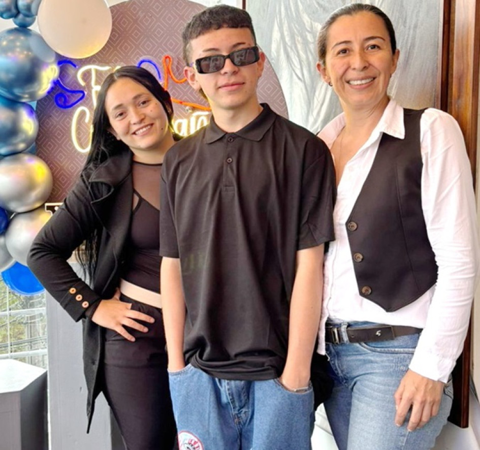 Fotos | Lector | LA PATRIA Daniel Arias celebró su cumpleaños en compañía de Elena Arias y Diana Triana.