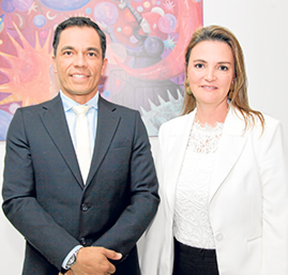 Juan Felipe Valencia Ríos, gerente del Hospital Universitario de Caldas, y Claudia Patricia Henao, vicerrectora de Desarrollo Humano y Bienestar de la UAM.