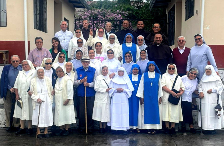 Grupo de religiosos del Cantón de Huamboya en Ecuador, con quienes el hermano José Manuel Arias comparte su experiencia misionera.