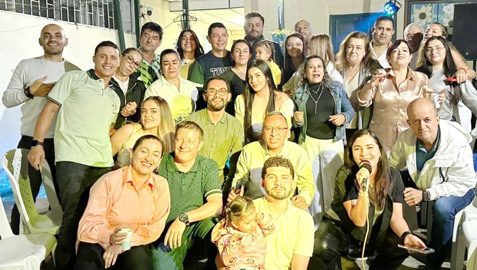 En la casa de la familia Herrera Ramírez, en Manzanares (Caldas), celebraron la despedida y el comienzo del año. Allí se reunieron las familias Castro Ramírez, Herrera Parra, Gómez Herrera, Quintero Herrera y Ramírez Martínez, entre otras. También los acompañaron los cantantes Ángel Toro y Nairo Aristizábal.