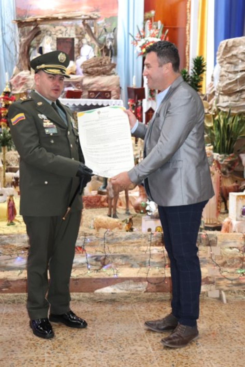 Foto | Rubén Darío López | LA PATRIA Brigadier general William Quintero Salazar y Jesús Iván Ospina, alcalde de Pensilvania.