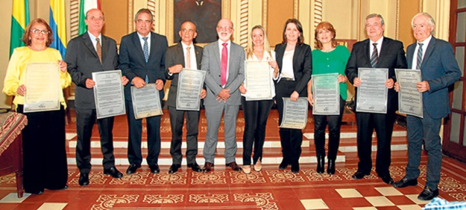 Homenajeados: Gloria Cecilia Botero, Juan Carlos Gómez Muñoz, Jorge Hernán Botero Restrepo, Duván Emilio Ramírez Ospina, Henry Gutiérrez Ángel, Gobernador De Caldas; Adriana Arango Gómez, Ángela María Toro Mejía, Mónica Giraldo Mejía, Fabián Escobar Montoya y Gustavo Alberto Aristizábal.