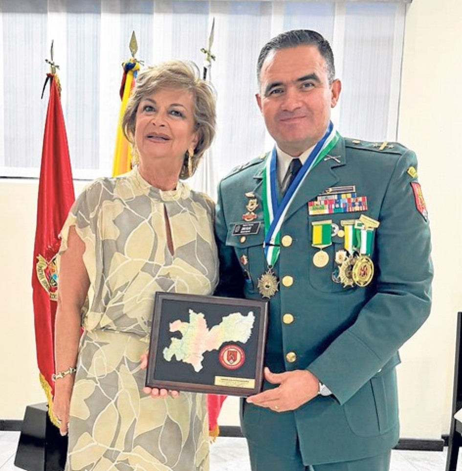Ángela María Gómez Upegui, presidenta del grupo de Señoras Voluntarias, y el teniente coronel Juan Gabriel Rojas González, excomandante del Batallón Ayacucho.