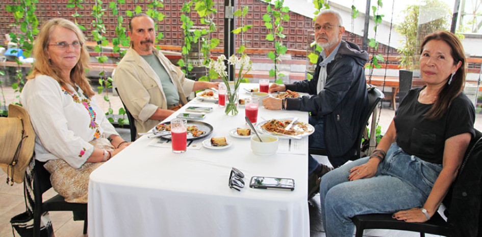Victoria Anderson, Fabrice Nye, Óscar Saúl Álvarez y Marcela Alejandra Pachón compartieron un almuerzo de amigos en el restaurante El Dauntaun.