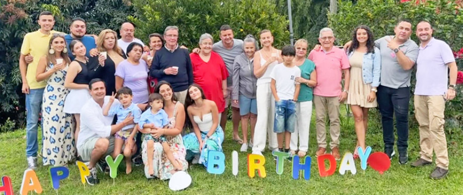 Aparecen en la foto: Juan José Sossa, Juan Sebastián Sarmiento, Olga Siábato, Juan Diego Sarmiento, Luisa Sossa, Álvaro Sossa, Clara Inés Peláez, Carlos Eduardo Sossa, María Teresa Peláez, Alicia de Sossa, Emiliano Ospina, Matilde Sossa, Rodrigo Marín, Marcela Salgado, Julian Felipe Ospina, Juan David Ospina, Carolina Castaño, Ximena, Adiela Ortiz, Jorge Cubillos, Emilio Cubillos, Martín Cubillos, Catalina Gonzales y María José Sossa.