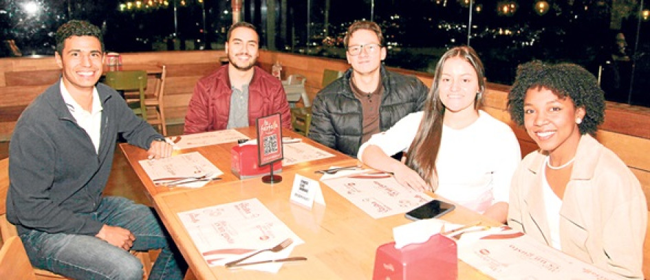 Mateo Van Strahlen, Pedro José Toro, Alejandro Villegas, Valeria Agudelo y Astrid Mina Gallardo se reunieron en el restaurante La Farfalla en una cena de integración.