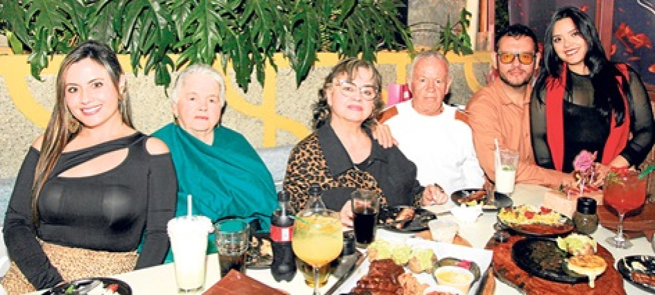Liliana Gómez celebró su cumpleaños en compañía de su familia en el Efecto Barbacoa. Sandra Betancur, Emma Martínez, la homenajeada, Alfredo Betancur, Juan Betancur y Jackelin Arias.