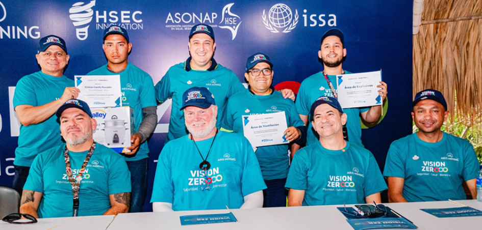 Alejandro Gálvez, gerente general de Aris Mining Marmato; Richard Thomas, CEO; Éberson Cassio, vicepresidente QHS; César Herrera, gerente HSEC. De pie: Gabriel Martínez, gerente QHS Colombia; Camilo Pescador, operario Ática; Jorge Caro; gerente QHS Marmato; Saúl Rodríguez, líder ventilación y Santiago Duque, jefe de relleno hidráulico.