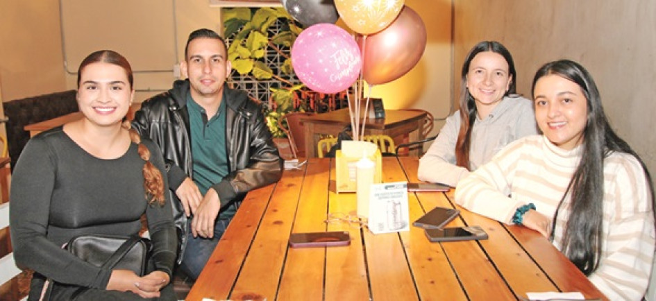 Andrés Felipe González Ramírez celebró su cumpleaños con una cena en el restaurante La Patateria. Lo acompañaron Isabella Calderón, Valeria Maya Giraldo y Juliana González Flórez.