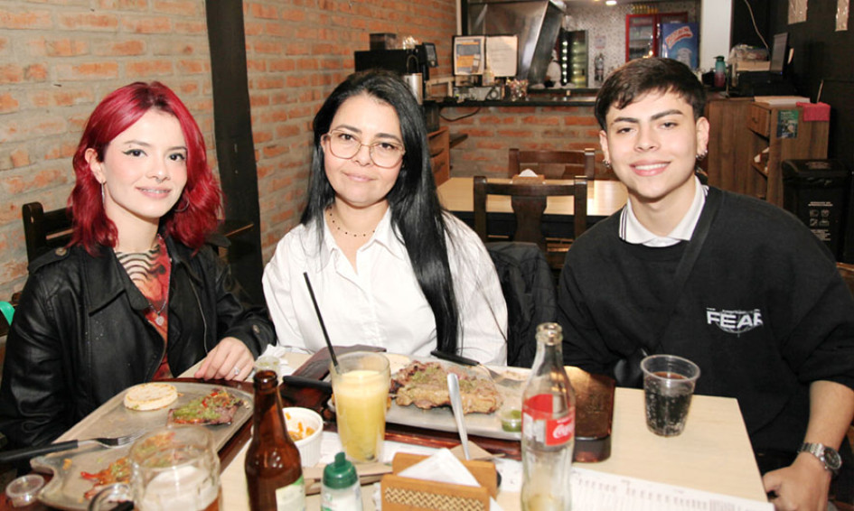 Foto | Argemiro Idárraga | LA PATRIA Samanta Arias Vargas, Marcela Vargas y Santiago Arias.